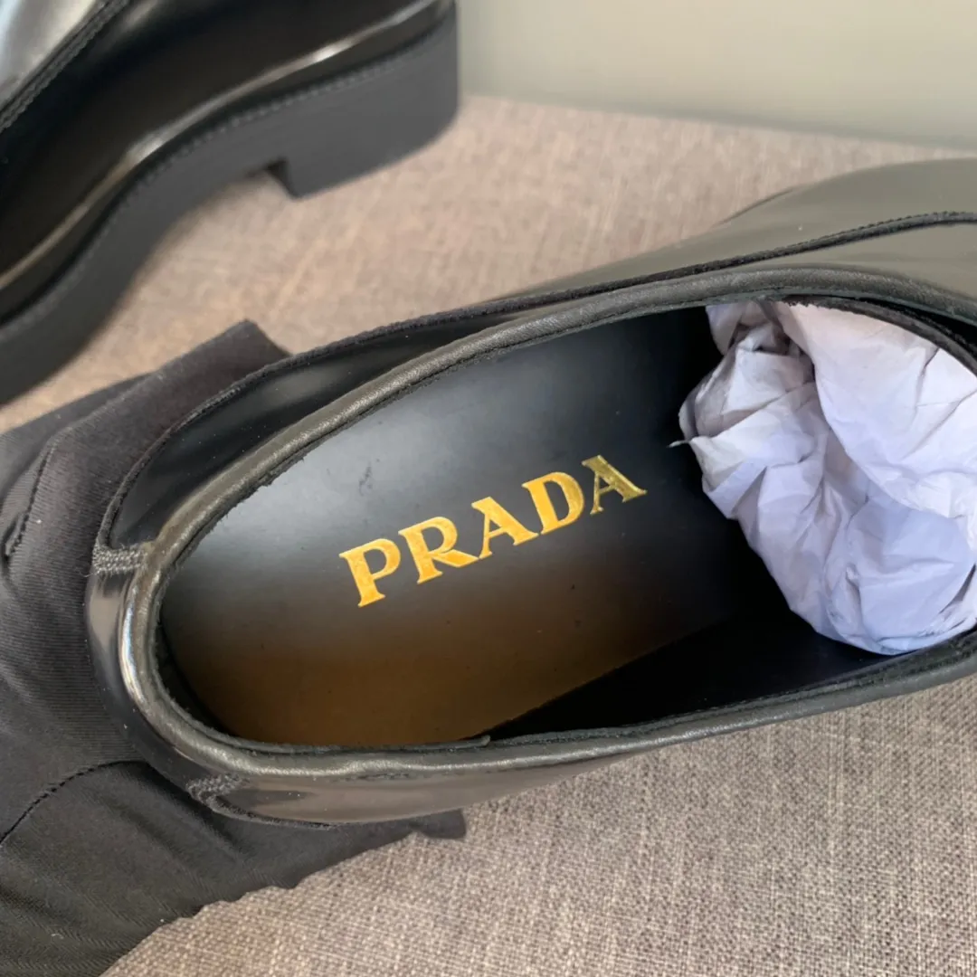 Men's shoes 💰860 💰Best recommendation✨PRADA Prada's top purchasing quality Imported color-brushed edge beads on the uppers Carved toe design Cowhide lining Private molded TPU outsole Non-slip, wear-resistant and elastic Fashionable and versatile Black 39-44 in stock (38, 45 custom-made, non-refundable)